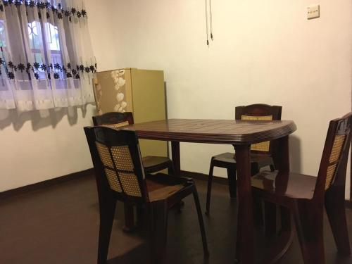 una mesa de madera y sillas en una habitación en Sky Family Villa Ahangama en Ahangama