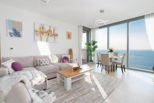 Posezení v ubytování Arbab Homes Luxurious 2BR High Floor With Sea View- Emaar 5242