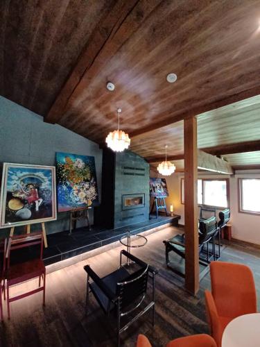 a living room with a fireplace and chairs at ユニテ蔵王ジョーニダ リゾート in Yamagata