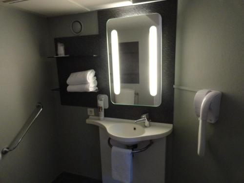y baño con lavabo y espejo. en ibis Carcassonne Centre - La Cité, en Carcassonne