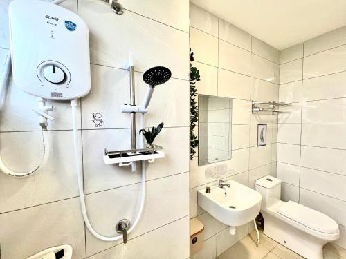 a bathroom with a shower and a toilet and a sink at Melaka AmberCove 2R2B 5 pax 1 Parking Melaka Straits View Pool in Melaka