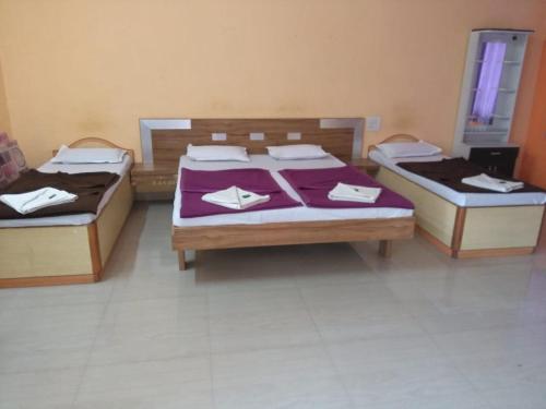 2 Betten in einem Zimmer mit sidx sidx sidx in der Unterkunft Hotel Padmapani Park Fardapur in Phardāpur