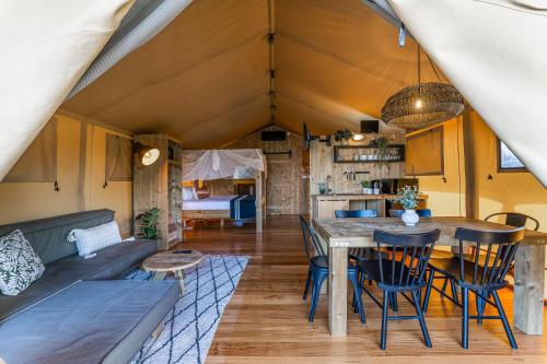 uma cozinha e sala de estar numa tenda com mesa e cadeiras em BIG4 Tasman Holiday Parks - Bendigo em Bendigo