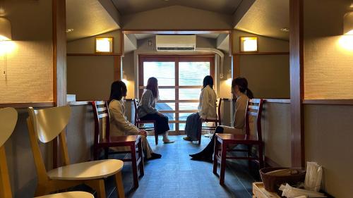 a group of people sitting in a restaurant at ユニテ蔵王ジョーニダ リゾート in Yamagata