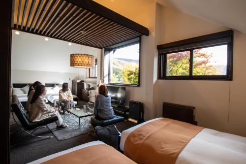 a group of people sitting in a hotel room at ユニテ蔵王ジョーニダ リゾート in Yamagata