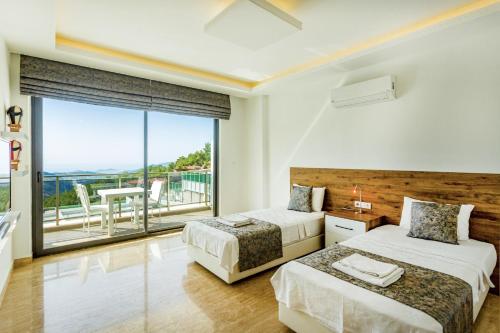 1 Schlafzimmer mit 2 Betten und einem Balkon in der Unterkunft infinity paradise in İslâmlar