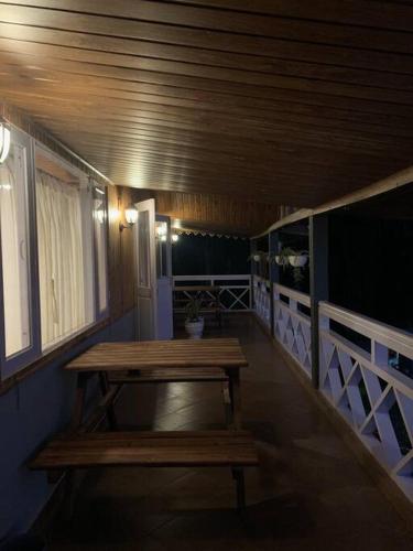 Un balcón o terraza en Pine Forest Retreat
