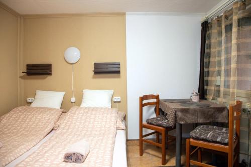 Ένα ή περισσότερα κρεβάτια σε δωμάτιο στο Erika Mini Apartman