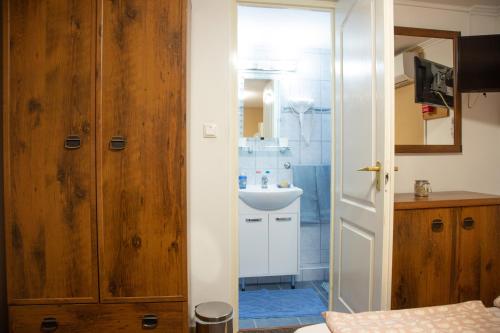 ジュラにあるErika Mini Apartmanのバスルーム(洗面台、トイレ、鏡付)