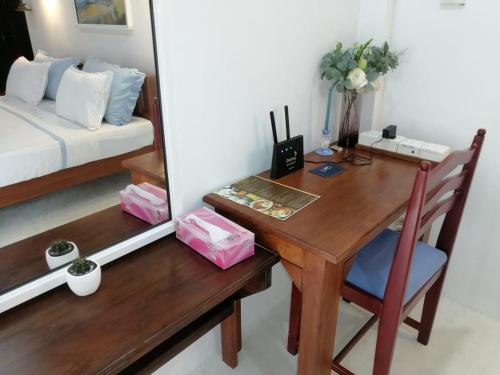 Pokój z biurkiem, łóżkiem i stołem w obiekcie Jennifer's Villa w Negombo