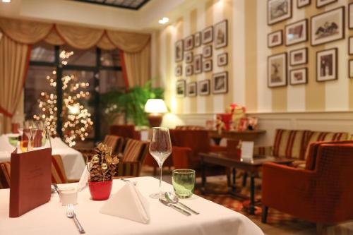 a restaurant with a table with wine glasses on it at Hotel Kaiserhof Wien in Vienna