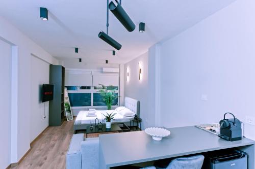 een woonkamer met een bank en een tafel bij Luxury Downtown Apartment Α1 in Thessaloniki
