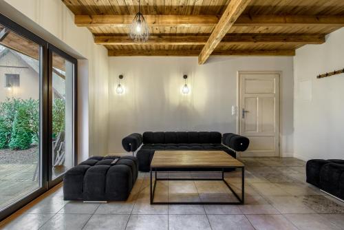 Χώρος καθιστικού στο Mazursko - komfortowe domy 8 osobowe nad jeziorem, balia lub sauna