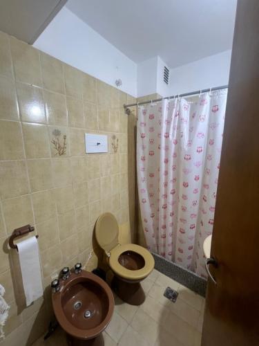 La petite salle de bains est pourvue de toilettes et d'un lavabo. dans l'établissement Departamento Centro Villa Carlos Paz, à Villa Carlos Paz