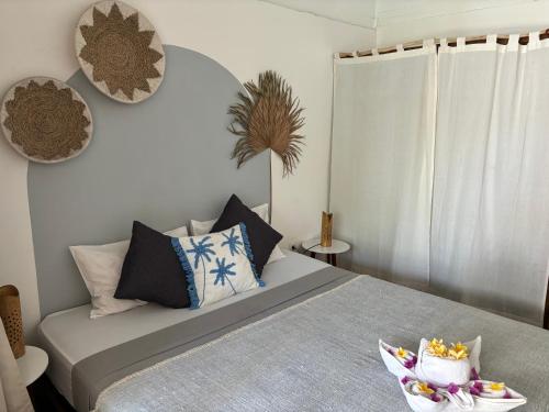 a bedroom with a bed with two bowls on it at villa Oceane in Gili Air
