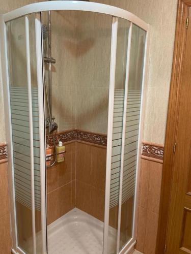 a shower with a glass enclosure in a bathroom at Preciosa casa en Bembrive in Vigo
