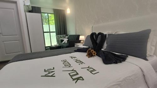 Кровать или кровати в номере SIS Tourist Villa, Mathiveri, Maldives