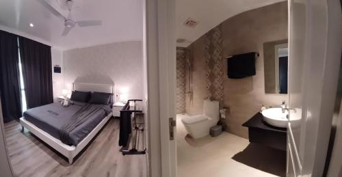 ein Schlafzimmer mit einem Bett, einem Waschbecken und einem WC in der Unterkunft SIS Tourist Villa, Mathiveri, Maldives in Insel Mathiveri