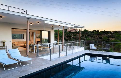 een huis met een zwembad en een patio bij Villa Sottu in Calvi