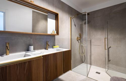een badkamer met 2 wastafels en een douche bij Villa Sottu in Calvi