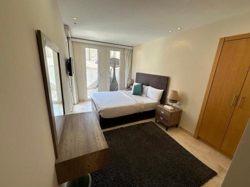 - une chambre avec un lit et une grande fenêtre dans l'établissement Scarab ES 03 GF One Bedroom Gouna, à Hurghada