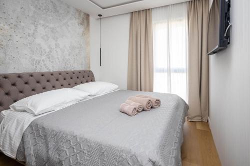 um quarto com uma cama com duas toalhas em Villa Sorriso em Sveti Filip i Jakov