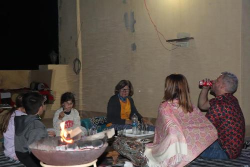 eine Gruppe von Menschen, die mit Kerzen am Tisch sitzen in der Unterkunft Urmila Homestay in Jaisalmer