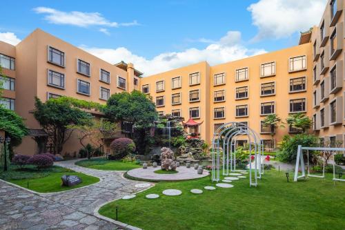 un patio con parque infantil frente a un edificio en Sheraton Guilin Hotel, en Guilin