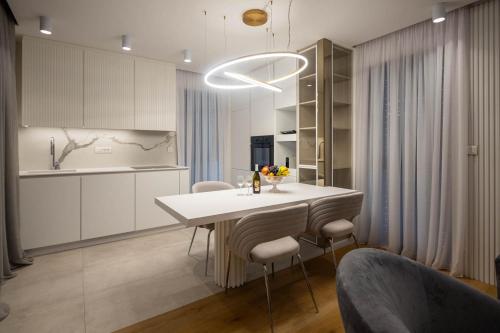 una cucina con un tavolo bianco e sedie in una stanza di Villa Sorriso a Sveti Filip i Jakov (Santi Filippo e Giacomo)