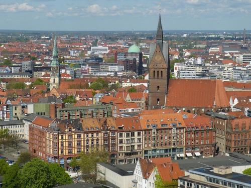 una vista aérea de una ciudad con edificios y una iglesia en Gästezimmer Fam. von der Tann, en Hannover