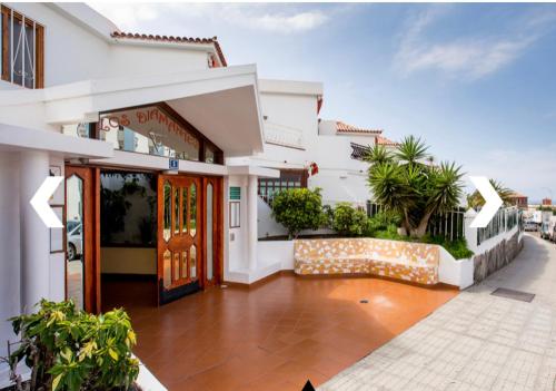 un edificio blanco con puerta y porche en Beautiful 1bd apartment in Los Cristianos, en Adeje