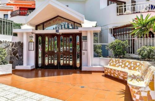una gran entrada a un edificio con una puerta grande en Beautiful 1bd apartment in Los Cristianos, en Adeje