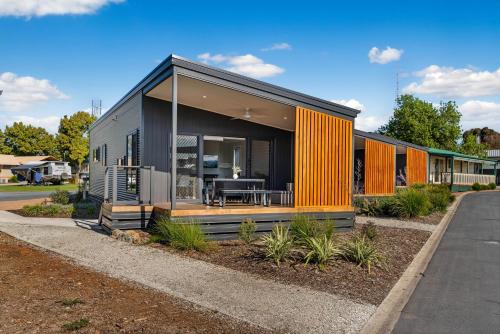 ein winziges Haus mit orangefarbener und schwarzer Fassade in der Unterkunft BIG4 Tasman Holiday Parks - Bendigo in Bendigo