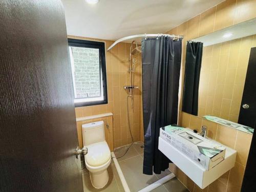 y baño con aseo, lavabo y ducha. en 2 bedroom central*naka market, en Ban Rangeng