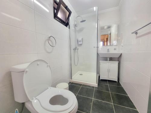 Ένα μπάνιο στο Santana Stay with Terrace Views, Easy Access to Levadas and Pico Ruivo