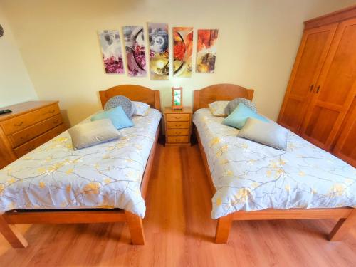 Ένα ή περισσότερα κρεβάτια σε δωμάτιο στο Santana Stay with Terrace Views, Easy Access to Levadas and Pico Ruivo