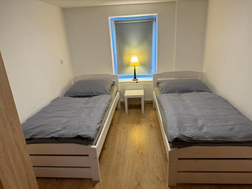 two beds in a small room with a window at LJD Real-Estate in Sankt Lorenzen im Mürztal