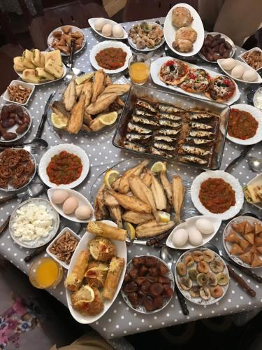 une table avec de nombreuses assiettes de nourriture dans l'établissement Center Medina, à Fès