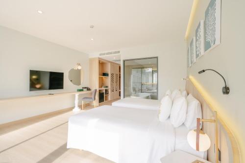 Postel nebo postele na pokoji v ubytování Phuket Emerald Beach Resort
