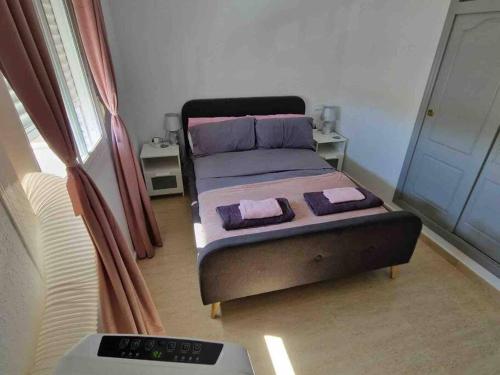 une petite chambre avec un lit et un canapé dans l'établissement Villa Rose, à Camposol