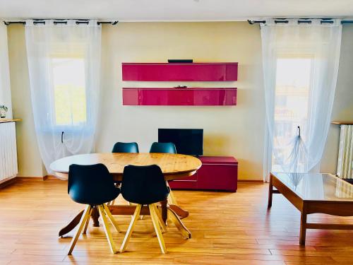 格拉索比奧的住宿－Orio Relax&Fly，一间带桌子和四把椅子的用餐室