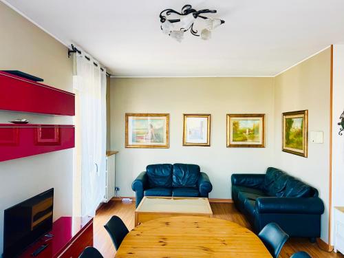 格拉索比奧的住宿－Orio Relax&Fly，客厅配有2张蓝色的沙发和1张桌子