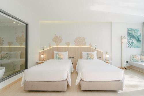 Postel nebo postele na pokoji v ubytování Phuket Emerald Beach Resort
