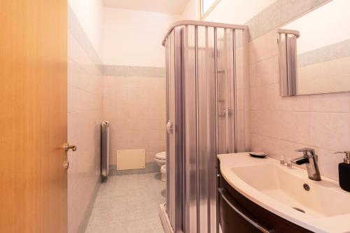 La salle de bains est pourvue d'un lavabo et de toilettes. dans l'établissement Casa Noiana by Wonderful Italy, à Noicàttaro