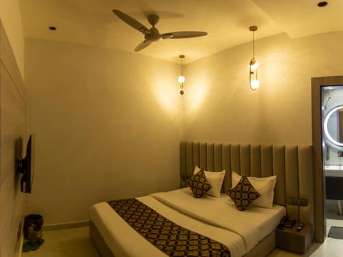 um quarto com uma cama e uma ventoinha de tecto em THE ORIN em Karnal
