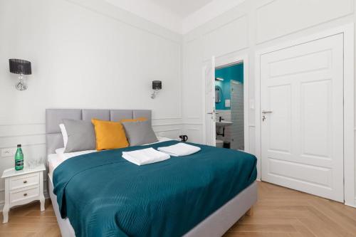 - une chambre avec un grand lit et 2 serviettes dans l'établissement Rent like home - Lwowska 9, à Varsovie