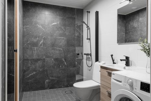 Prime Apartments Pori Central في بوري: حمام مع دش ومرحاض ومغسلة