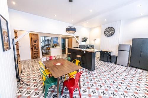 - une cuisine et une salle à manger avec une table et des chaises dans l'établissement Kasa Java - Très spacieux, tout équipé et confortable - Proche centre, à Saint-Étienne