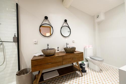 a bathroom with two sinks and a toilet at Kasa Java - Très spacieux, tout équipé et confortable - Proche centre in Saint-Étienne