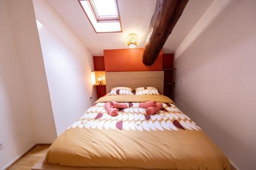 une petite chambre avec un lit dans un grenier dans l'établissement Kasa Java - Très spacieux, tout équipé et confortable - Proche centre, à Saint-Étienne